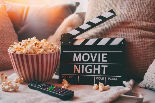 体现制度权力与商业利益冲突的电影作品：用几部片子理解“规则如何被塑造”