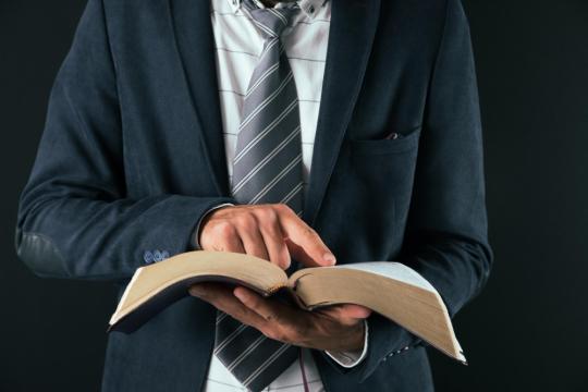 巴菲特理念入门书推荐：适合想系统理解价值投资与股东思维的读者