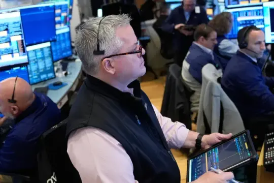 美股再创新高 标普500指数首次站上7000点