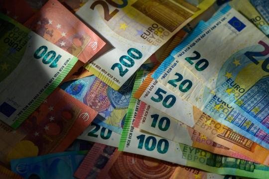 技术与基本面信号指向三月欧元期货下行风险