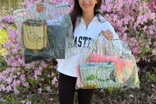 在大师赛购物本身就是一项运动：我们采访了球迷，他们买了什么，从50美元的小矮人到3000美元的战利品