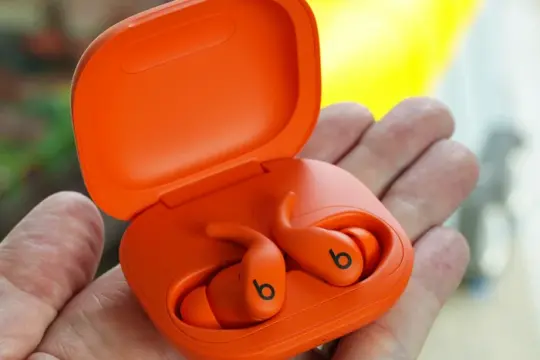 Beats Powerbeats Fit 评测：更紧凑的运动真无线耳机，兼顾降噪与跨平台体验