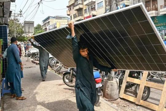 原油飙升与供应受阻之际 巴基斯坦“草根式”太阳能转型缓解能源压力