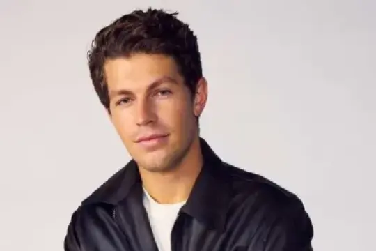 CAA签约创作者兼企业家本·阿泽拉特