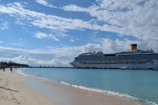 我以每天约100美元的价格乘坐了Costa加勒比海邮轮。尽管有些失望，我仍愿意再体验一次。