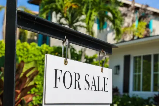 佛罗里达豪宅热推高迈阿密楼市，民调显示生活成本压力促使部分居民考虑外迁