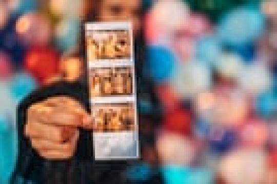 快照留住友谊：照相亭合影为何仍让人着迷 | Nova Weetman