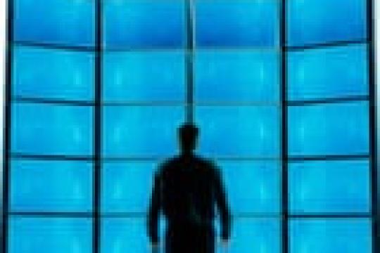 大科技“回声室”扩张之际，业内反弹与公共部门AI试验并行