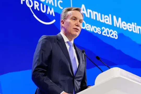 世界经济论坛负责人因与爱泼斯坦往来遭质疑后辞职