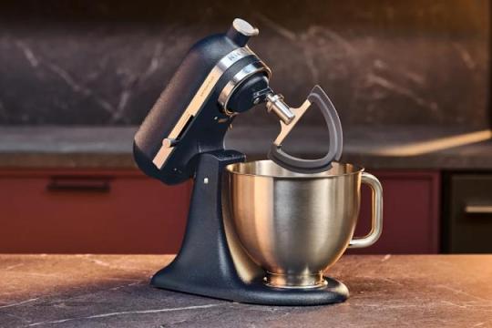 KitchenAid推出升级版Artisan Plus立式搅拌机 保持经典外形下进行内部大改造