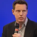 派拉蒙CEO大卫·埃里森会见华纳兄弟探索高层，讨论成本削减、电影前景及1100亿美元合并事宜