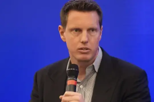 派拉蒙CEO大卫·埃里森会见华纳兄弟探索高层，讨论成本削减、电影前景及1100亿美元合并事宜