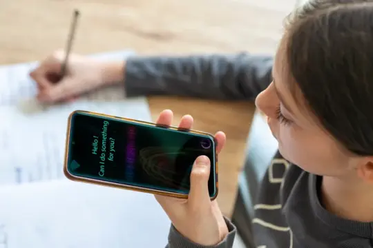 调查：英格兰中学教师称学生依赖人工智能或削弱批判性思维等核心能力