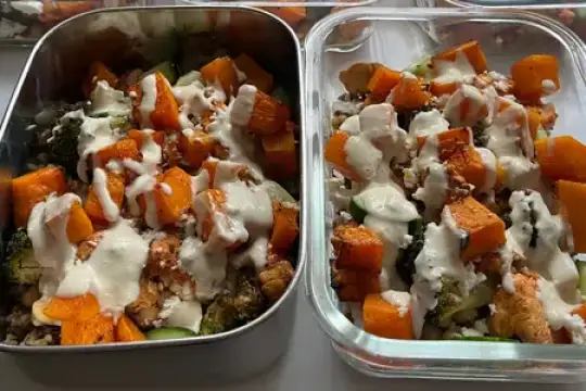 我几乎每天都吃同样的营养师推荐午餐，富含蛋白质和纤维，提前准备轻松无忧