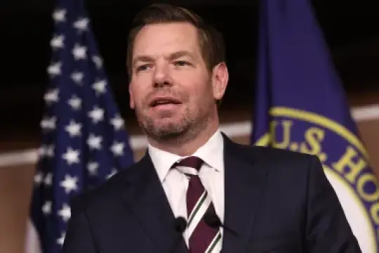 埃里克·斯沃尔韦尔宣布因性行为不端指控辞去国会议员职务