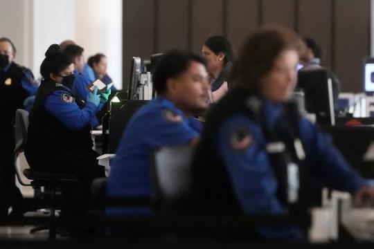 美国机场安检人手吃紧再现 私营承包模式引发争议