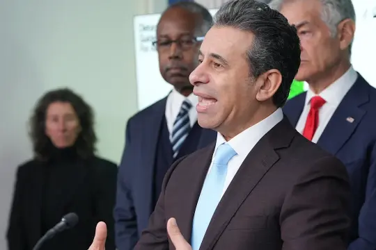 FDA专员推动缩短药品审查周期引发机构内部担忧