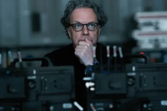 纪录片《莫莉与机器》聚焦青少年自杀事件与社交媒体内容推送争议