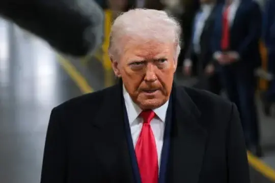 在明尼阿波利斯枪击事件余波中，特朗普再次抨击自己糟糕的民调结果：“欺诈”，“应当成为刑事犯罪”