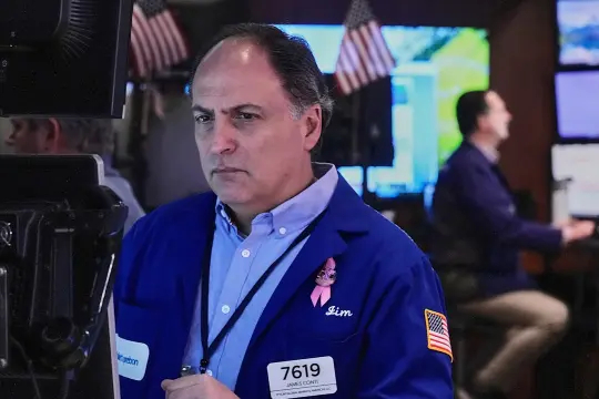 华尔街在地缘政治紧张与财报交织下徘徊于纪录高位附近