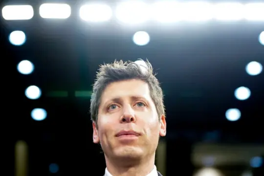 OpenAI在人工智能热潮中完成1220亿美元融资 估值达8520亿美元