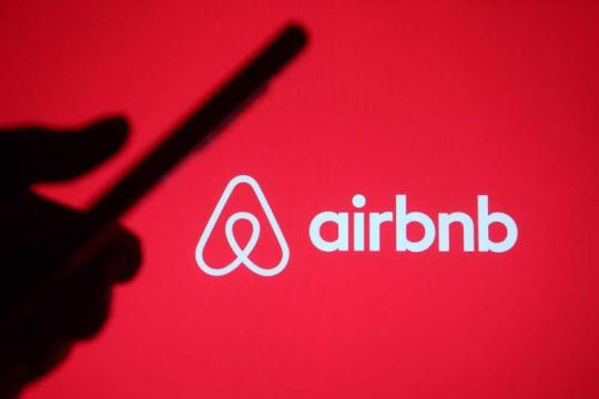 Airbnb财报将至 期权与机构预期指向股价上行空间