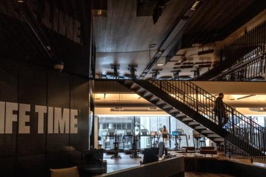 两大连锁健身房业绩对比折射美国“K型”消费格局