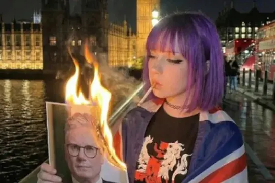 AI虚拟英国女学生“阿米莉亚”在极右翼社交媒体走红：反极端主义项目角色被改造为表情包