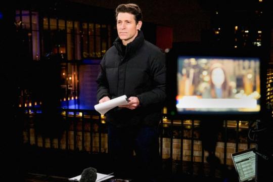 托尼·多库皮尔出任CBS晚间新闻主播首周：巡回计划调整、采访争议与制片人被解雇引发关注