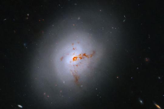 哈勃望远镜拍摄NGC 1266：观测星系停止恒星形成的过渡阶段