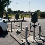 伊朗冲突推高油价 美国消费者对电动车与混动车关注升温