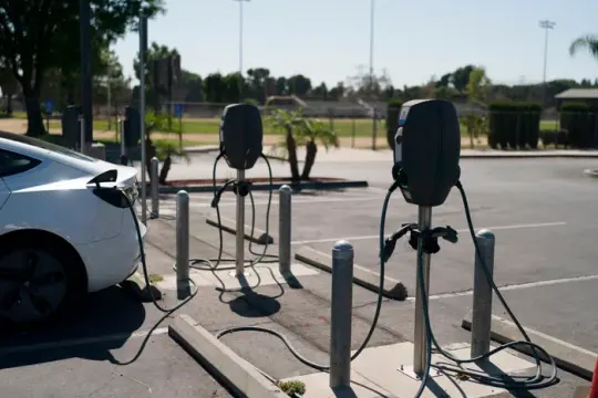 伊朗冲突推高油价 美国消费者对电动车与混动车关注升温