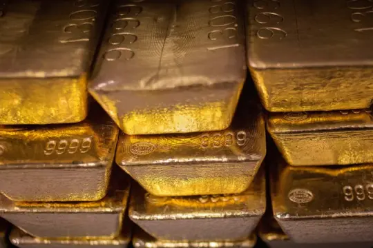 金价首次突破每盎司5000美元，特朗普政策不确定性推升避险需求