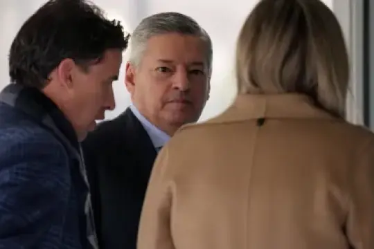 泰德白宫之行徒劳无功：Netflix在萨兰多斯白宫推介时失去华纳兄弟，派拉蒙获胜