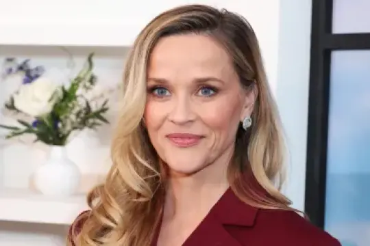 瑞茜·威瑟斯彭宣布“是时候”让女性拥抱人工智能：“想和我一起学习吗？”