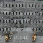 伊朗米纳卜墓地照片引发真伪争议：Gemini与Grok给出错误溯源，研究人员称图像可被多方验证