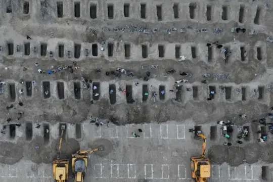 伊朗米纳卜墓地照片引发真伪争议：Gemini与Grok给出错误溯源，研究人员称图像可被多方验证