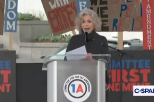 简·方达在肯尼迪中心附近领导第一修正案集会，警示派拉蒙与华纳兄弟合并及特朗普对媒体的攻击