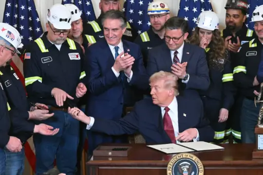 特朗普在白宫获评“无可争议的美丽清洁煤冠军” 行政令要求五角大楼采购煤电