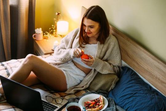 睡前应避免的10种食物及健康建议