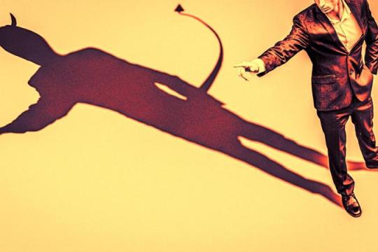 个人崇拜抬头与制度信任流失