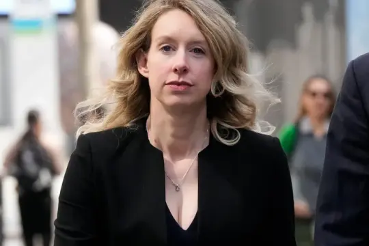 Theranos创始人伊丽莎白·霍尔姆斯向特朗普提出减刑申请