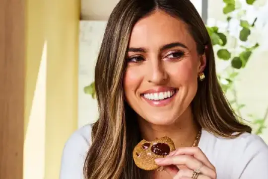 一位营养师分享她如何通过饮食摄入每日100克蛋白质以增肌