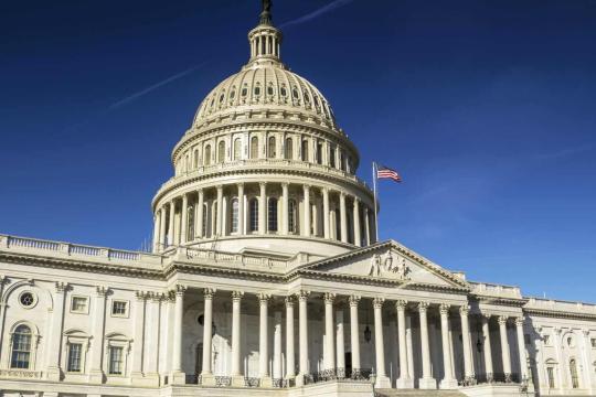 美元抛售加剧 股市波动中维持风险偏好