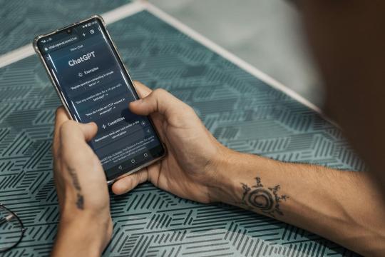 研究警告：ChatGPT或在单次提示后出现威权倾向回应