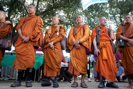 19名佛教僧侣从德州徒步赴华盛顿 呼吁和平之旅已行程过半