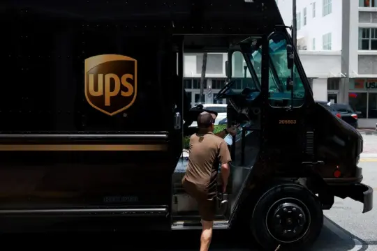UPS称2026年将裁减最多3万个运营岗位，加速向高利润货运转型