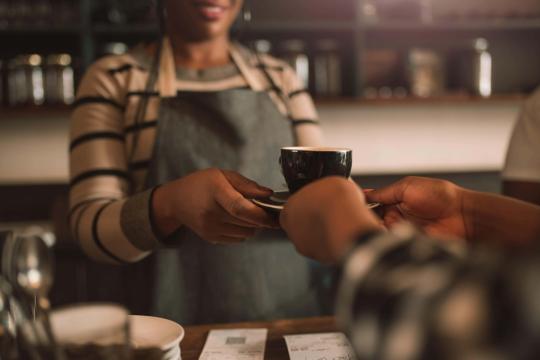 英国12月服务业温和扩张 企业信心较秋季预算前有所改善