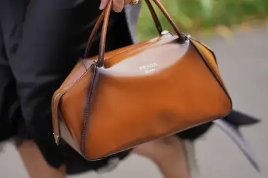 上班佩戴奢侈品可能影响你的加薪与晋升