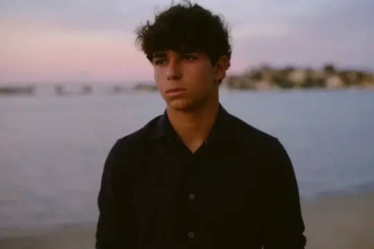 15岁悉尼少年称未受社交媒体禁令影响 参与高院诉讼挑战16岁以下限制